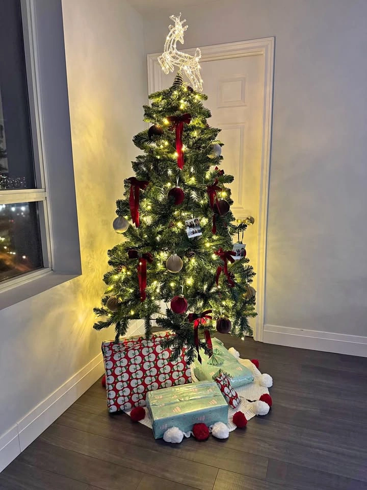 6ft Artificial Christmas Tree- Pre Lit