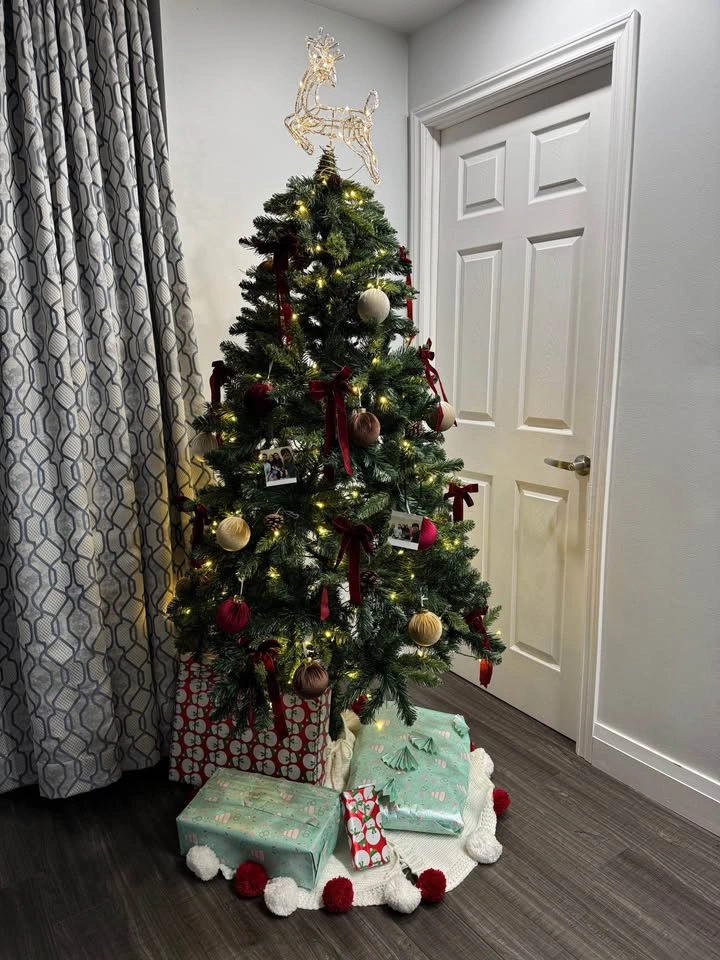 6ft Artificial Christmas Tree- Pre Lit - photo 2