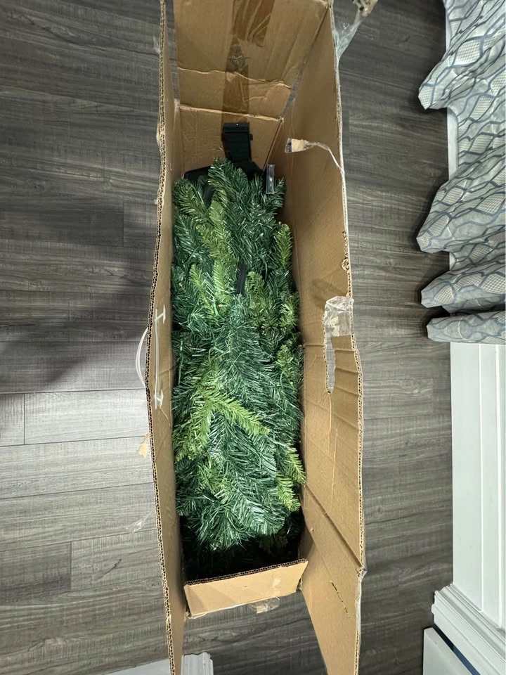 6ft Artificial Christmas Tree- Pre Lit - photo 3