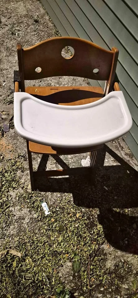 Mahogany Keekaroo Height Right High Chair with White Tray