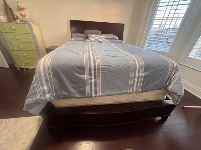 Solid Wood Queen Bed Frame – Excellent Condition - photo 2