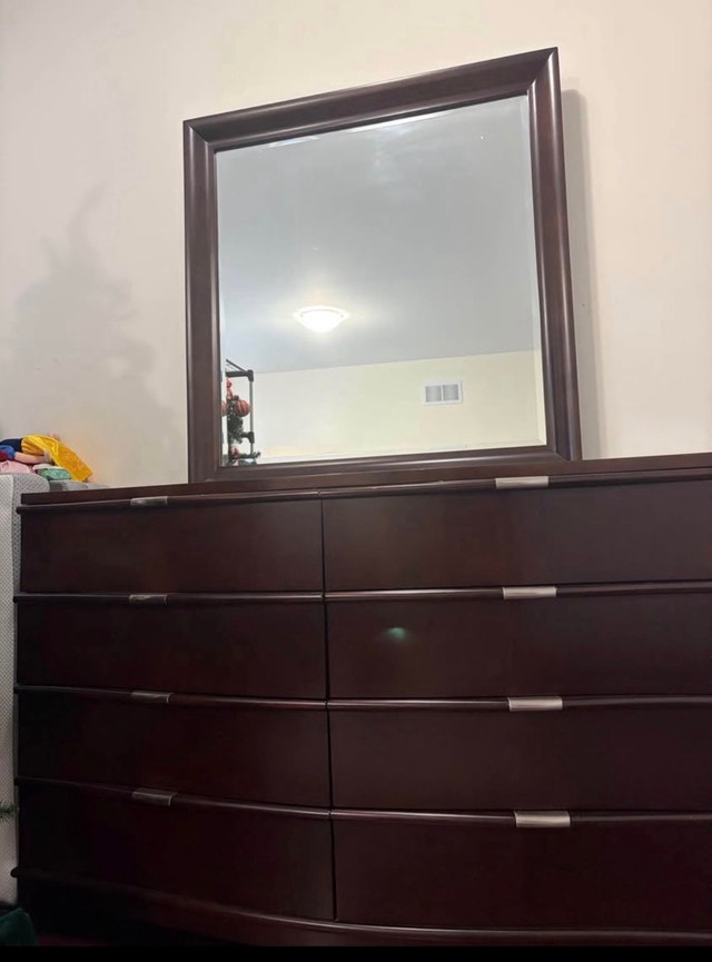 Solid Wood Queen Bedroom Set – Excellent Condition - photo 3