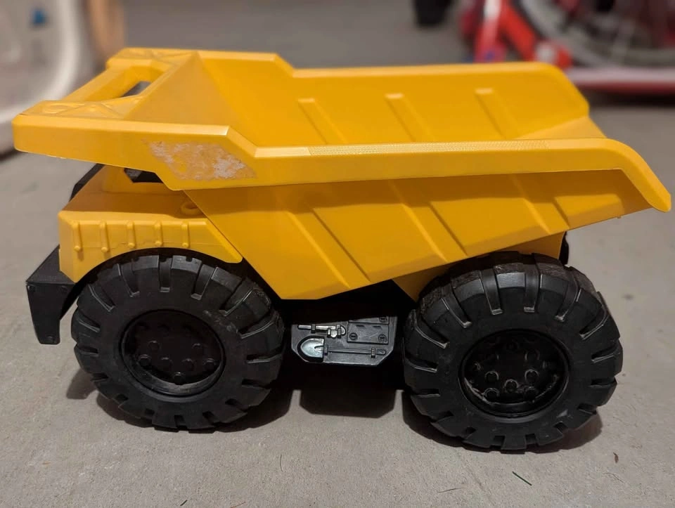 2 Outdoor dump trucks - 1 Tonka Steel Dump Truck, 1 CAT plastic - photo 2