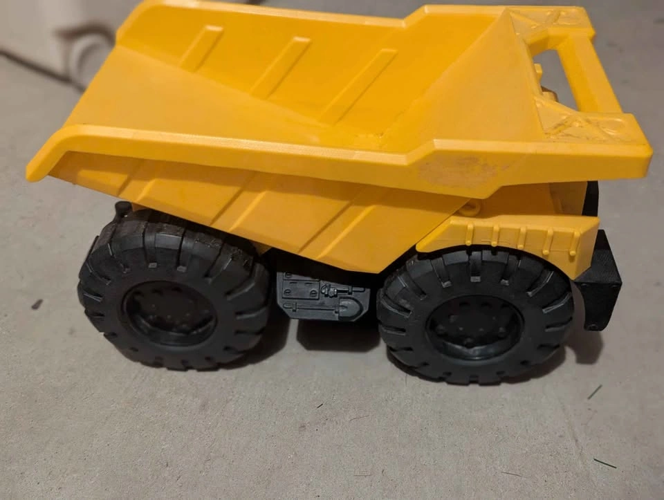 2 Outdoor dump trucks - 1 Tonka Steel Dump Truck, 1 CAT plastic - photo 3