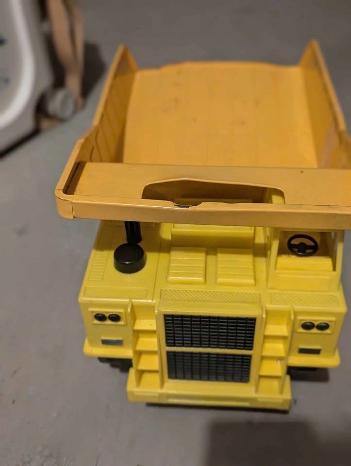 2 Outdoor dump trucks - 1 Tonka Steel Dump Truck, 1 CAT plastic - photo 4