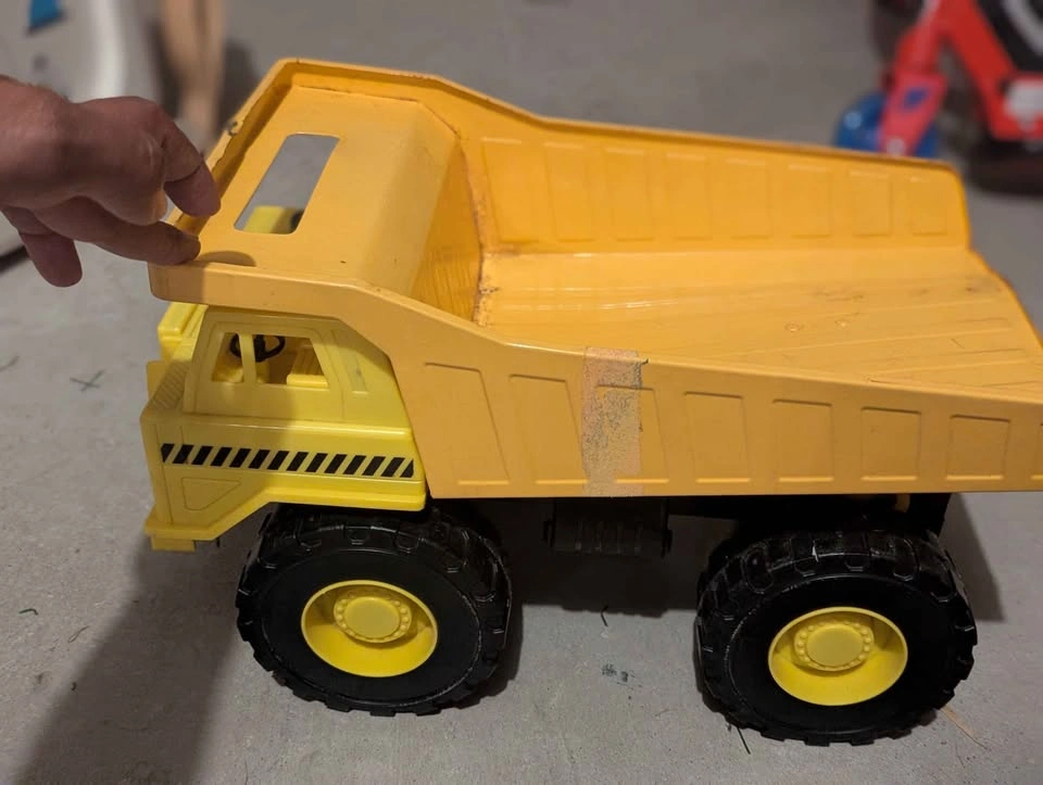 2 Outdoor dump trucks - 1 Tonka Steel Dump Truck, 1 CAT plastic - photo 5