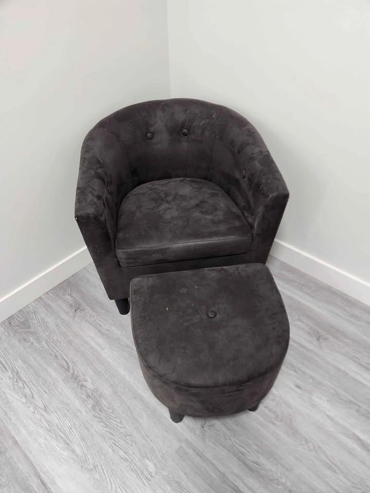 a Tub Chair and Ottoman Set - photo 2