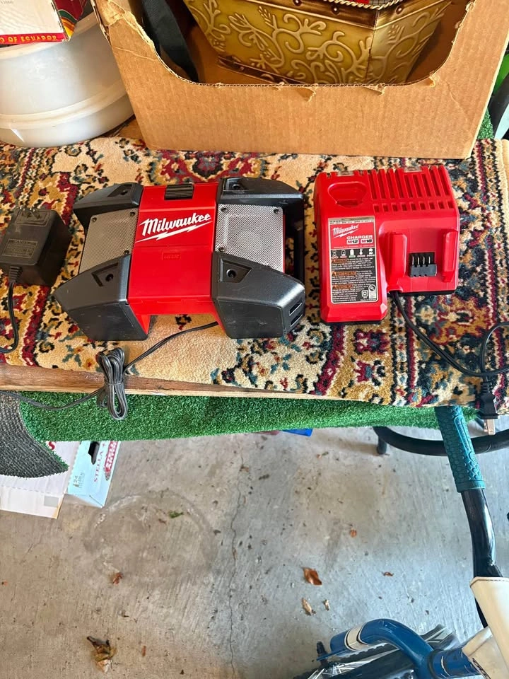 Milwaukee M12 Radio and M12/M18 Charger