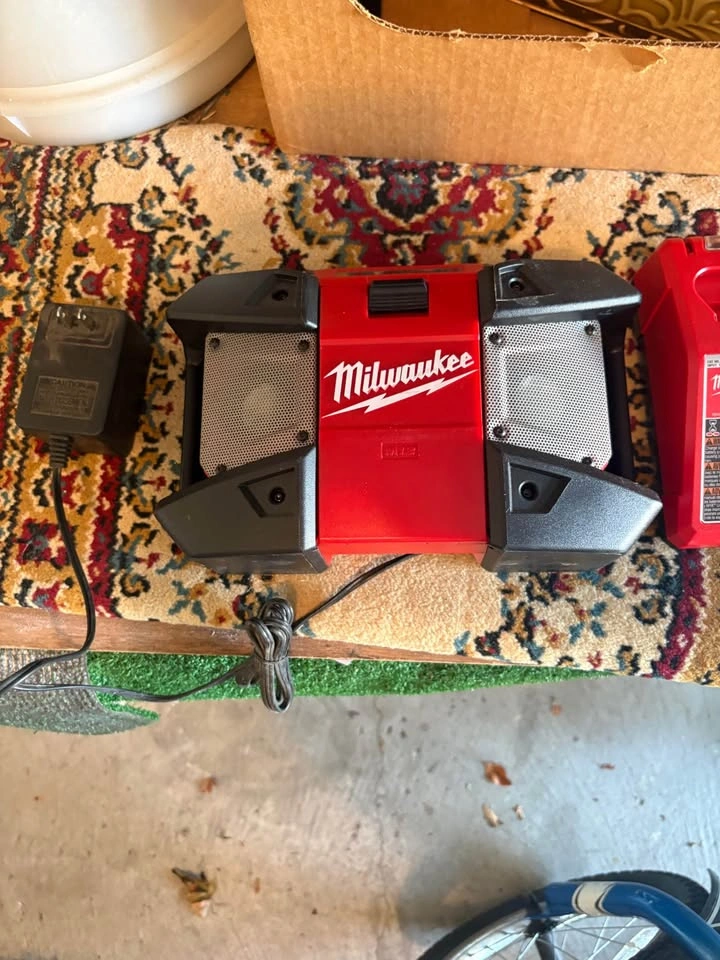 Milwaukee M12 Radio and M12/M18 Charger - photo 2