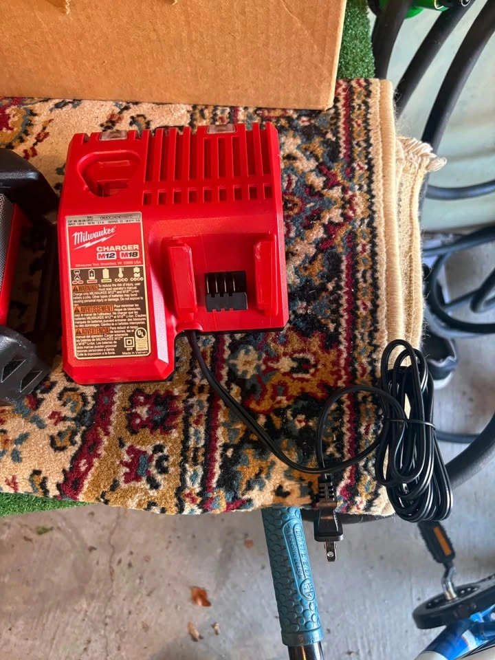 Milwaukee M12 Radio and M12/M18 Charger - photo 3