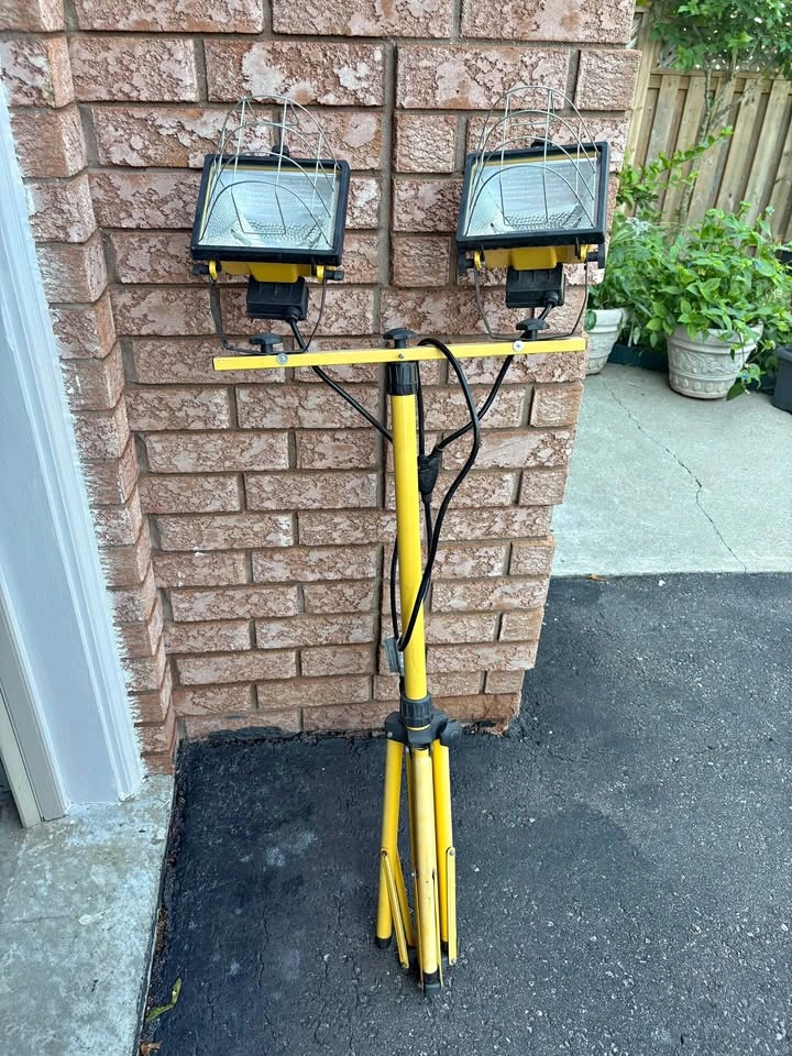 Dual Head Halogen Work Light with Tripod Stand