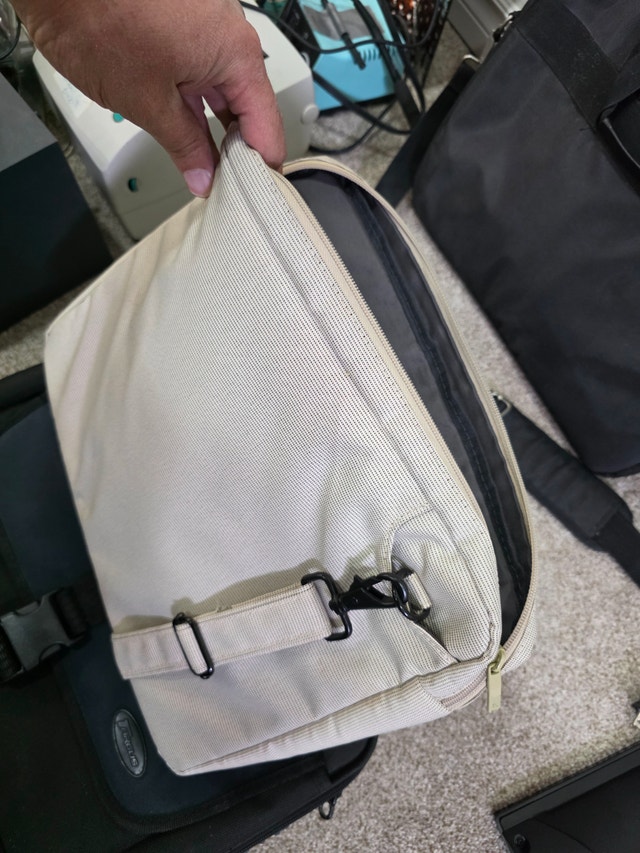 Assorted Laptop Bags (Targus and Swiss Gear) - photo 5