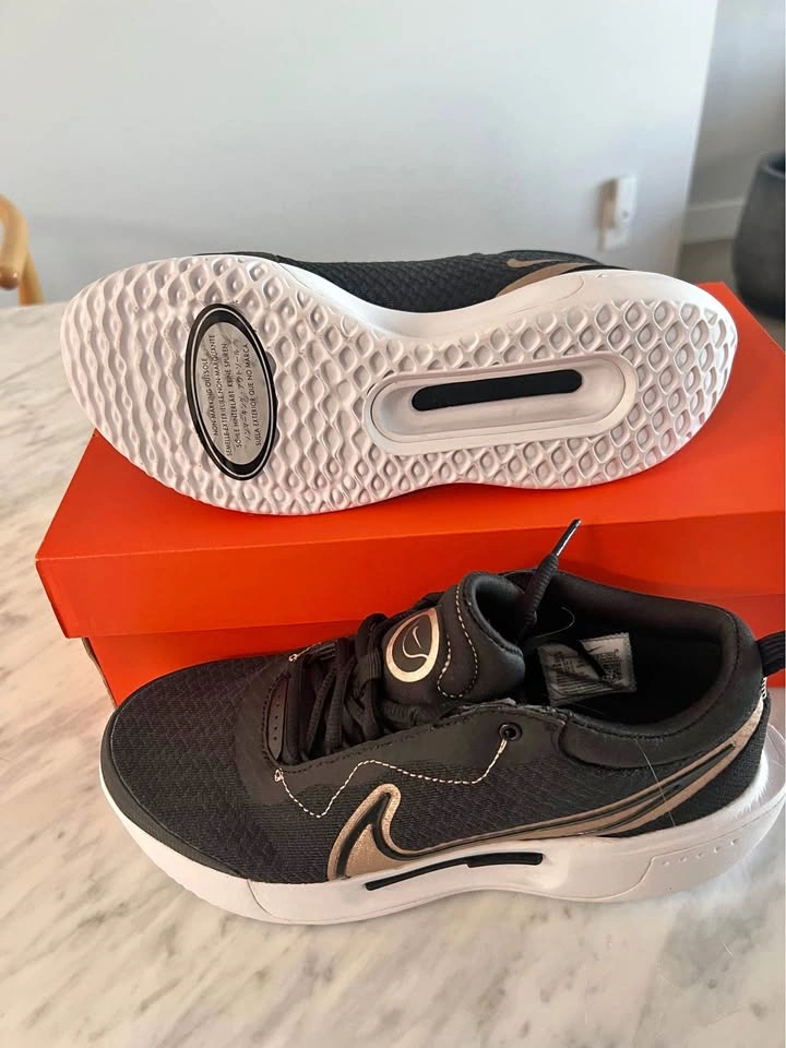 New in box Women’s Nike Zoom Court Pro HC tennis / pickleball sh