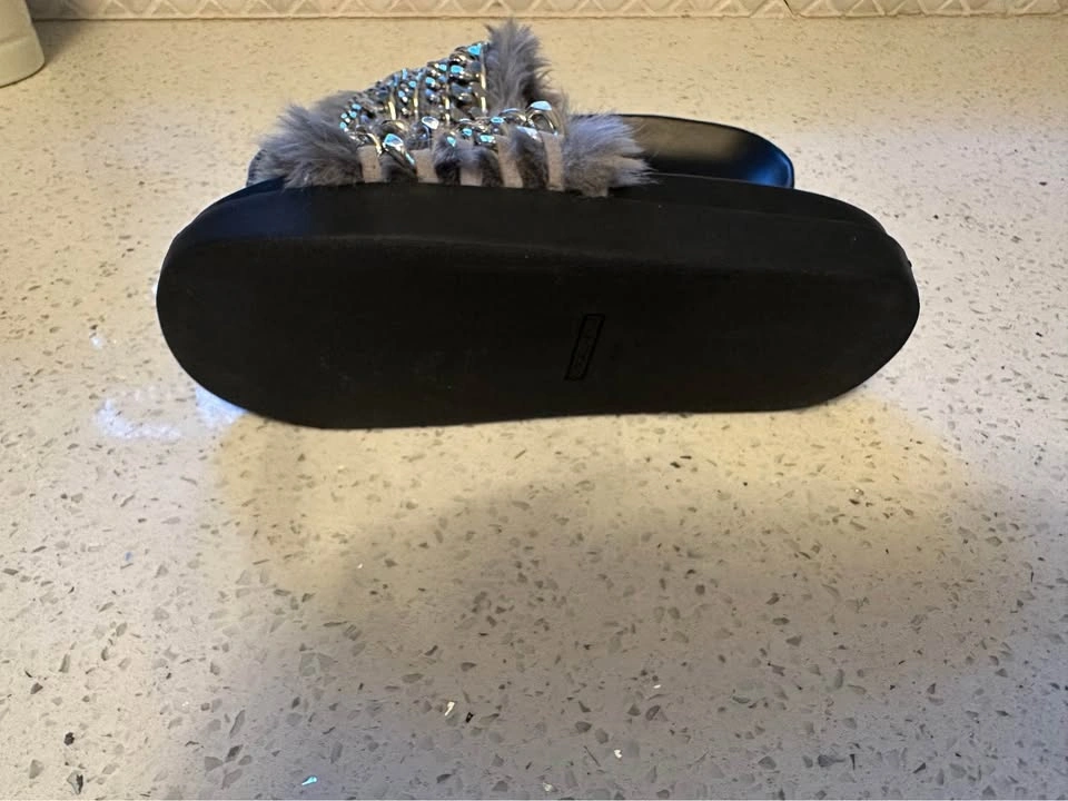 Kendall + Kylie Faux Fur Chain Slide Sandals Gray NWOT - photo 4