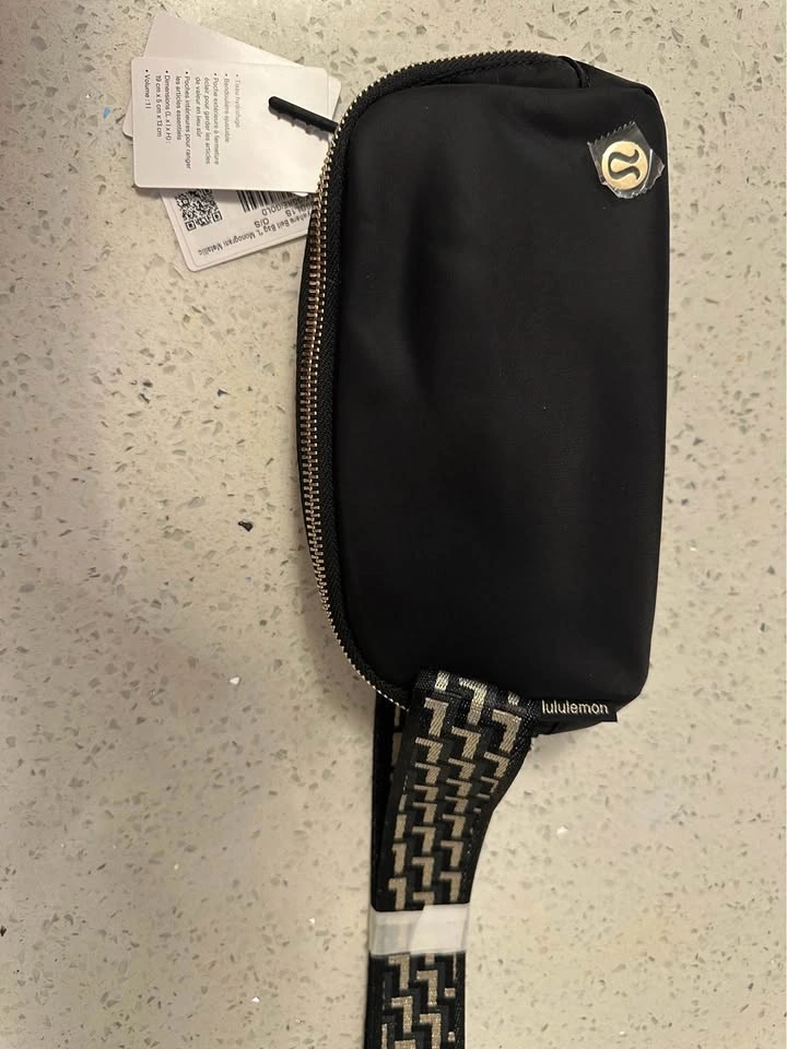 NWT Lululemon Everywhere Belt Bag 1L Monogram Metallic Black/Gol - photo 4