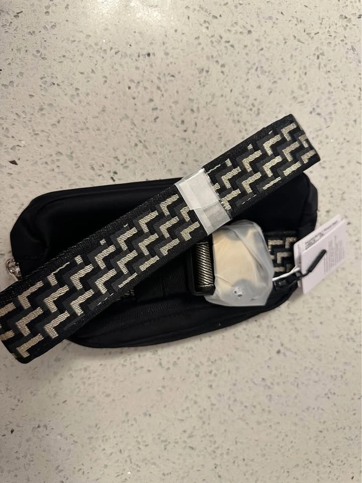 NWT Lululemon Everywhere Belt Bag 1L Monogram Metallic Black/Gol - photo 5