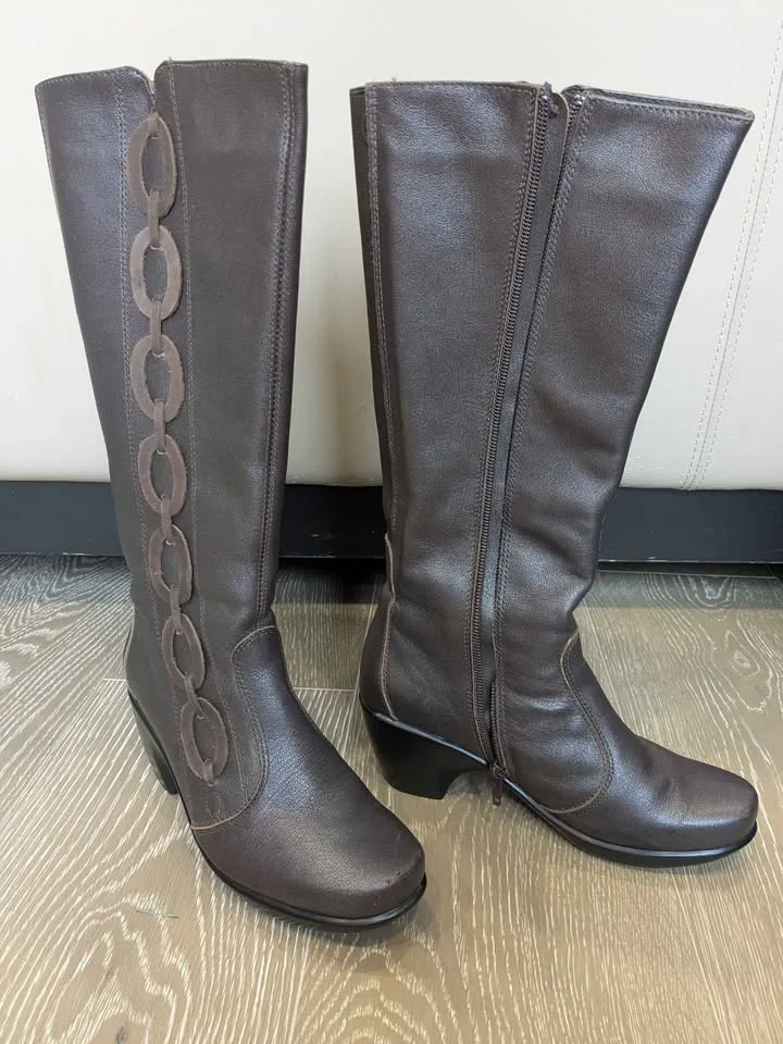 NAOT tall brown leather boots 35 image indicator(2)