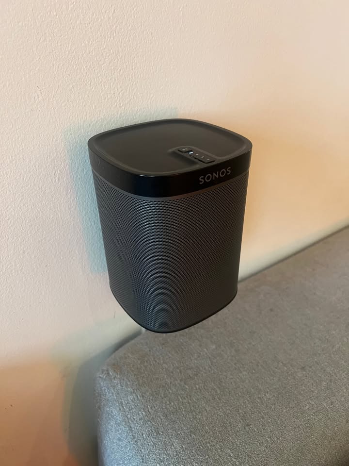 Sonos Sound System: Beam + 2 Play:1 + 2 Wall Mounts - Like New - photo 3