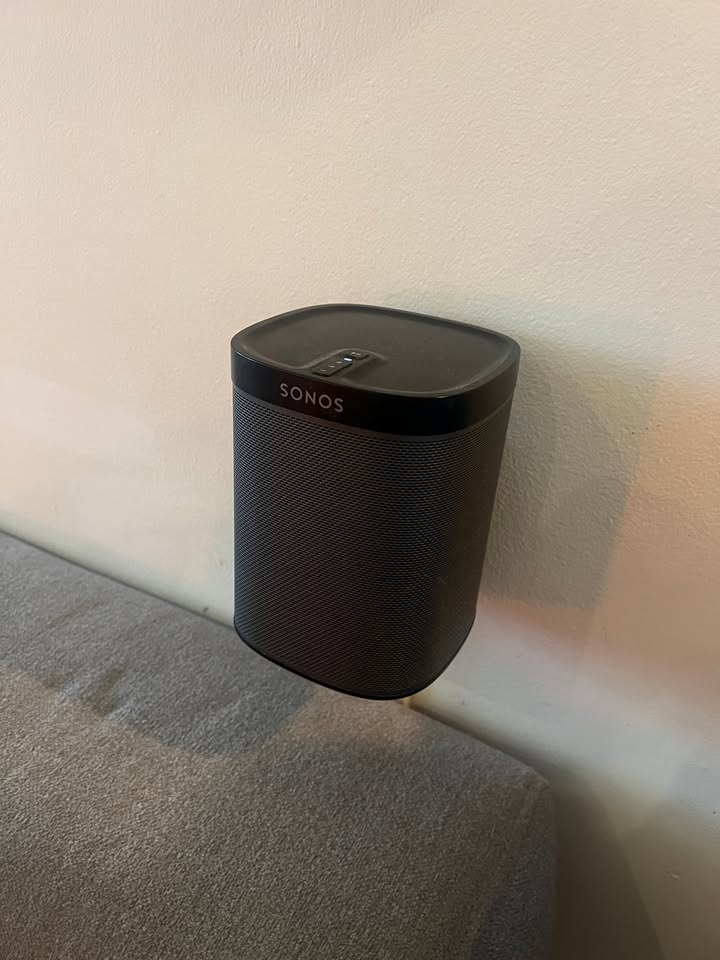 Sonos Sound System: Beam + 2 Play:1 + 2 Wall Mounts - Like New - photo 4