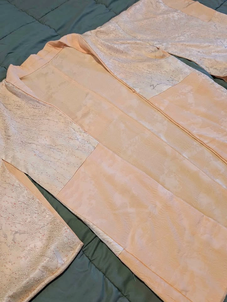 Traditional Japanese Kimono made with Peach-Coloured Silks - photo 2