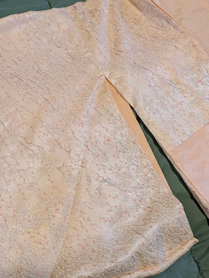Traditional Japanese Kimono made with Peach-Coloured Silks - photo 3