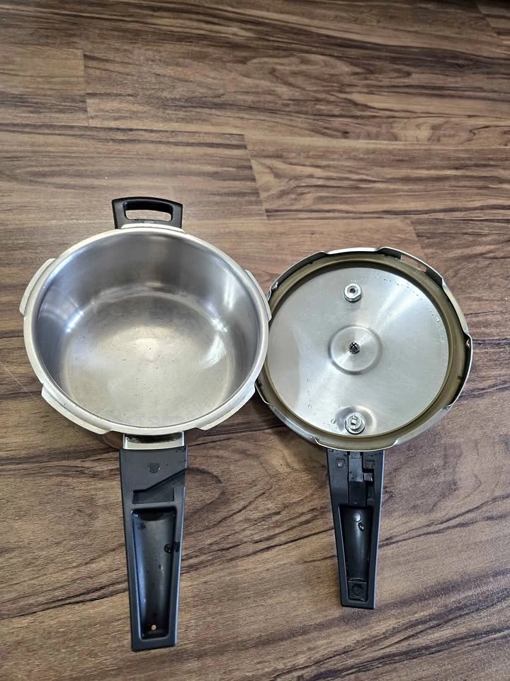 Bergner argent triply pressure cooker 2.5 ltr