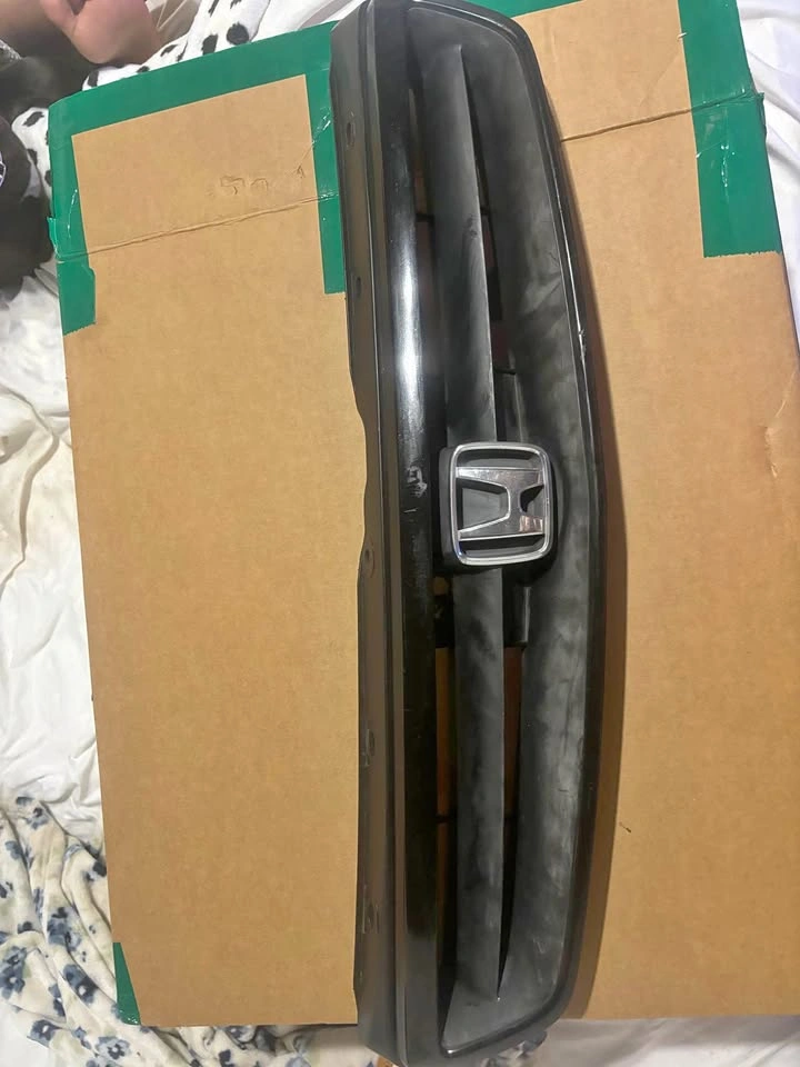 Front grille 99 Civic DX coupe (oem)