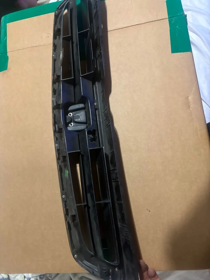 Front grille 99 Civic DX coupe (oem) - photo 3