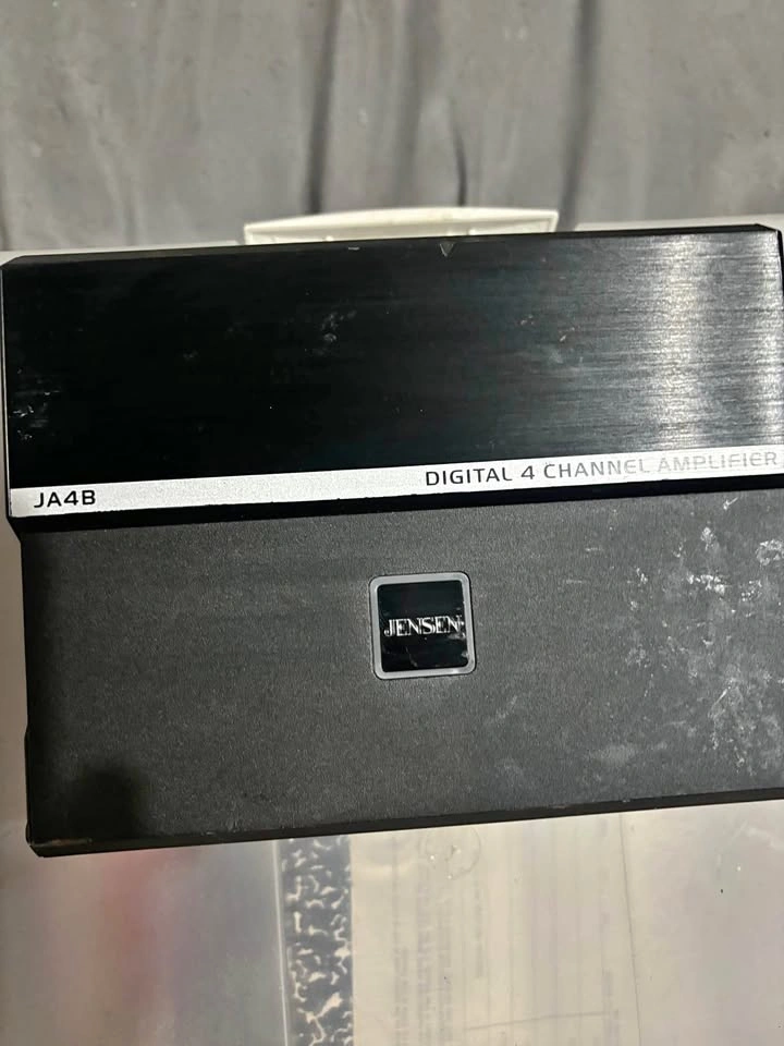 740 watts Jensen JA4B class D car amp