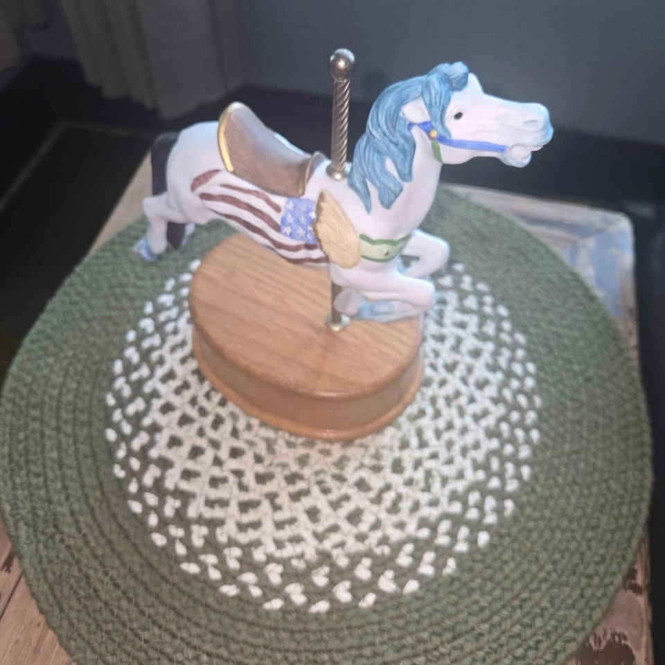 Vintage Willitts Design Carousel Horse Music Box America The Bea - photo 2