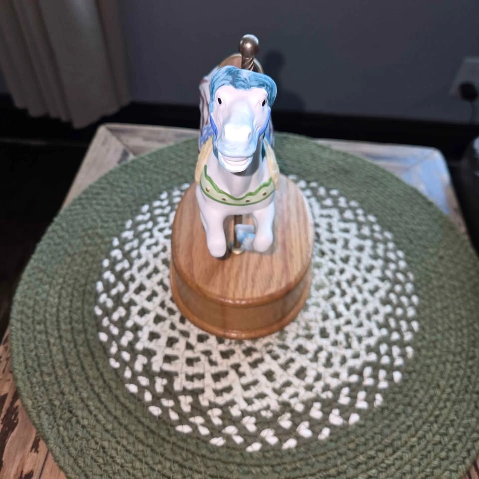 Vintage Willitts Design Carousel Horse Music Box America The Bea - photo 5