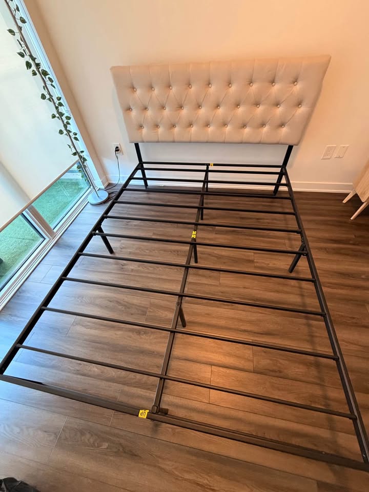 Queen size bed frame with headboard - photo 5