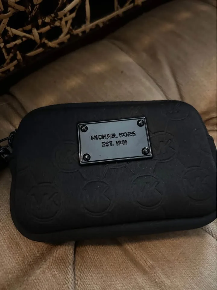 Michael Kors Wristlet Coin Purse image indicator(3)