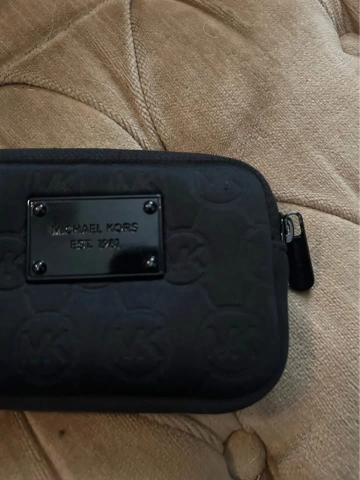 Michael Kors Wristlet Coin Purse image indicator(6)