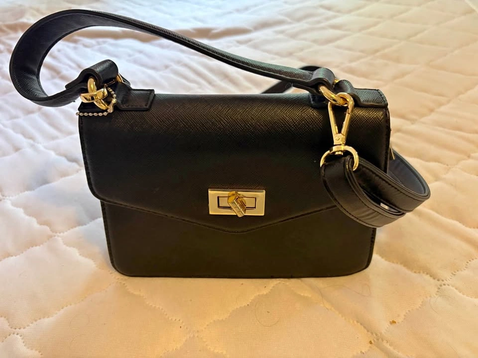 Marc Jacobs “The Tote Bag” Black Leather Crossbody/Handbag