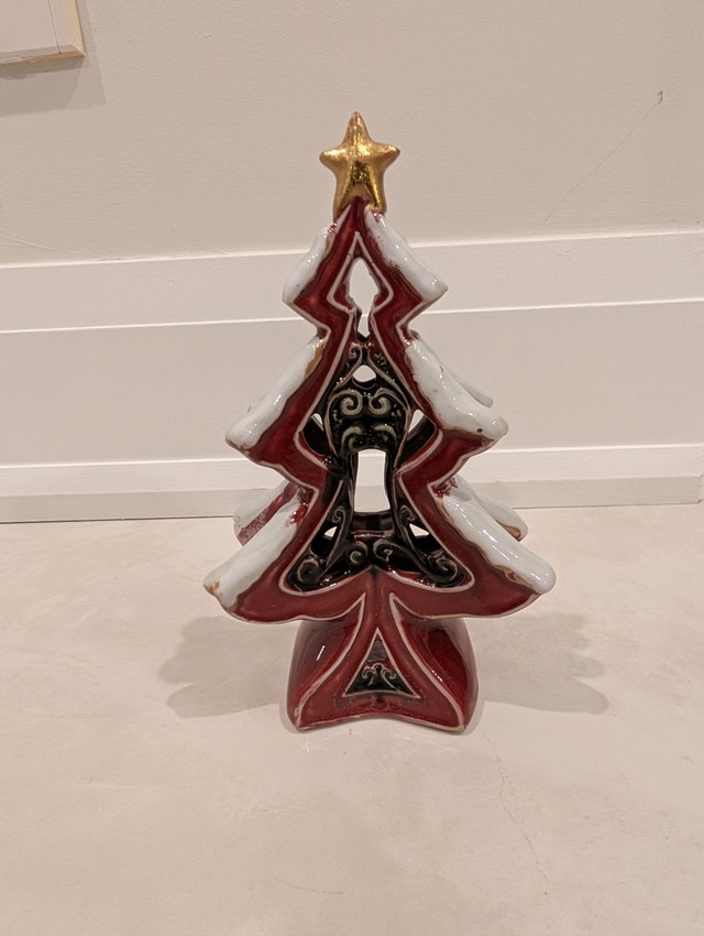 Green and Red Ceramic Christmas Tree with Gold Star Tealight Lit - photo 4