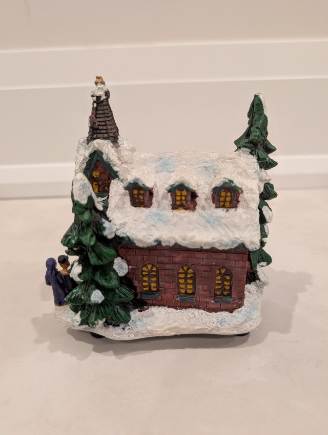 Bouclair Christmas Village Church Battery Powered- works - photo 4