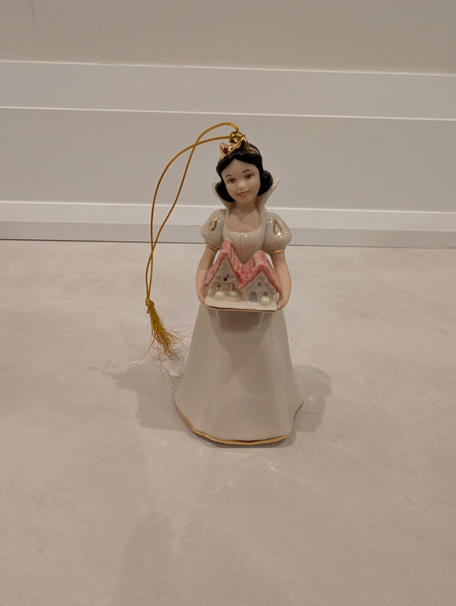 Lenox Walt Disney Collection Snow White Sweetest Treat Ornament - photo 5