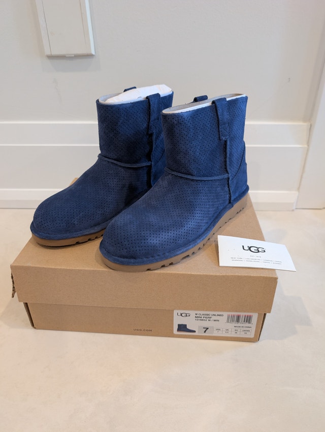 NIB UGG Australia Classic Unlined Mini Perf Blue Boots Size 7