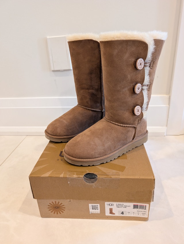 UGG Australia Bailey Button Triplet Boots Youth Size 4, Womens 6