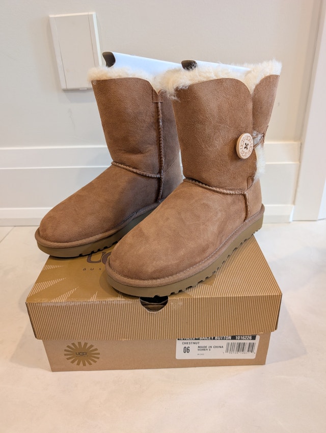 NIB UGG Australia Bailey Button II Chestnut Boots Size 6