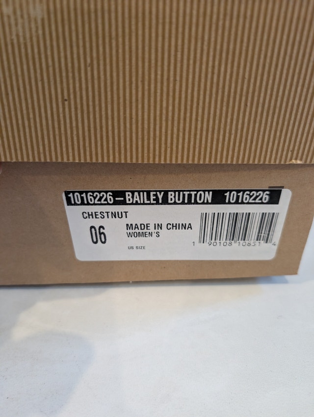 NIB UGG Australia Bailey Button II Chestnut Boots Size 6 - photo 2