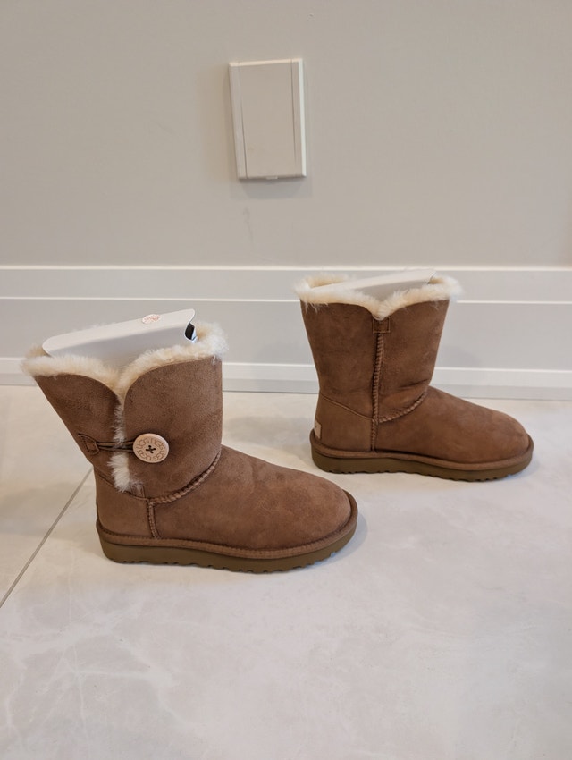 NIB UGG Australia Bailey Button II Chestnut Boots Size 6 - photo 3