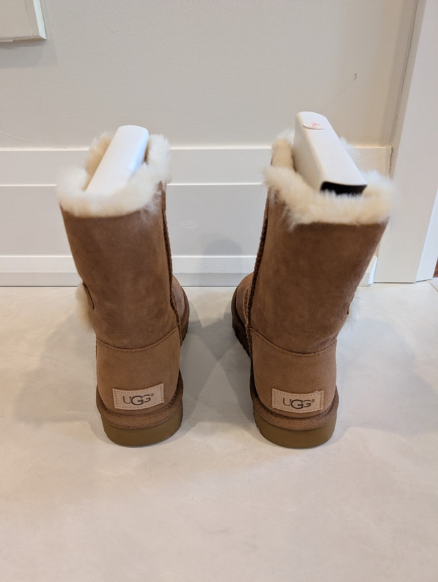 NIB UGG Australia Bailey Button II Chestnut Boots Size 6 - photo 4