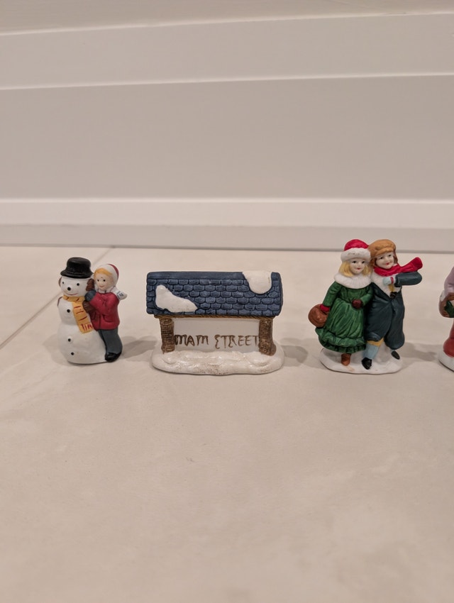 Christmas Village Characters and Accessory - photo 2