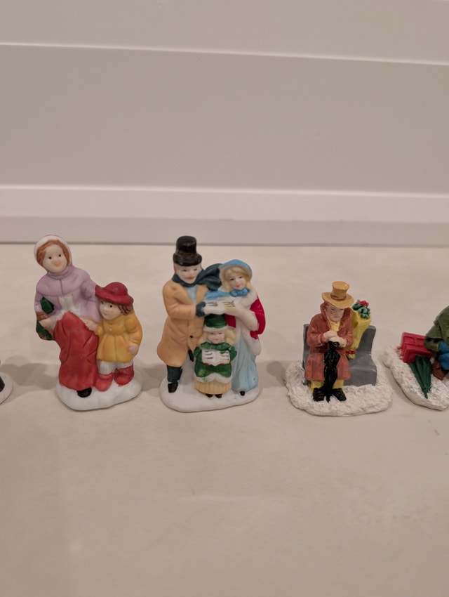 Christmas Village Characters and Accessory - photo 3