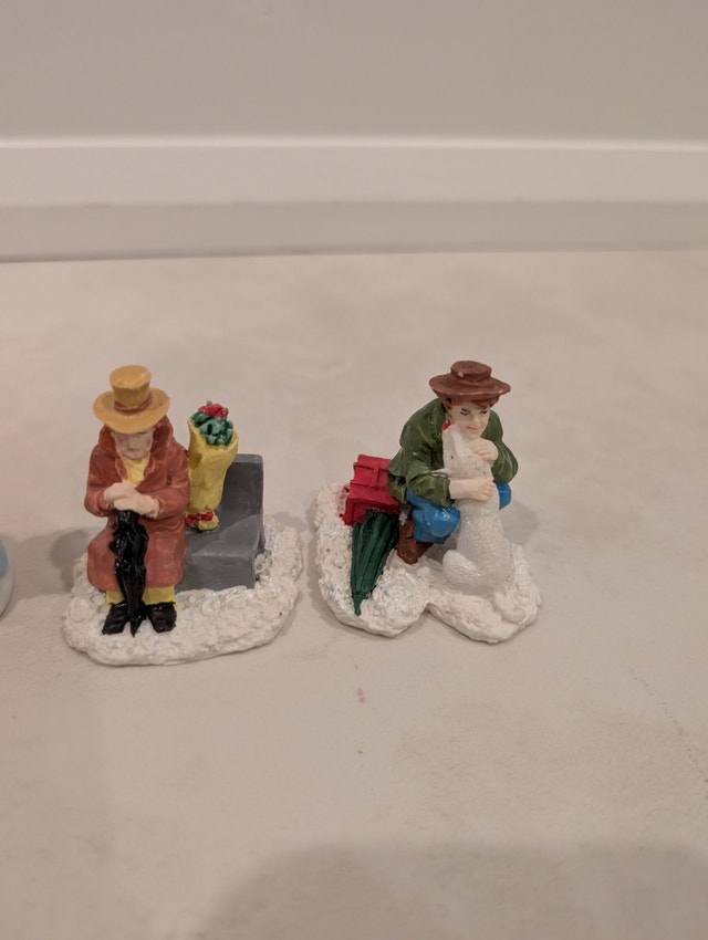 Christmas Village Characters and Accessory - photo 4
