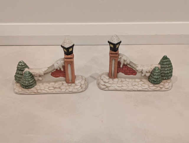 Christmas Collectable brick wall with snow, tree and light posts - photo 2
