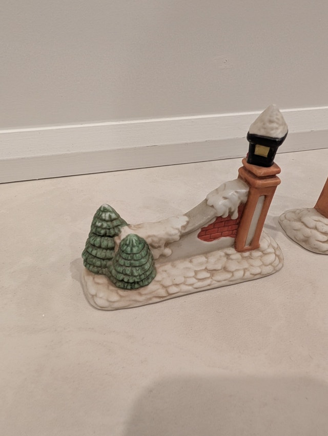 Christmas Collectable brick wall with snow, tree and light posts - photo 3