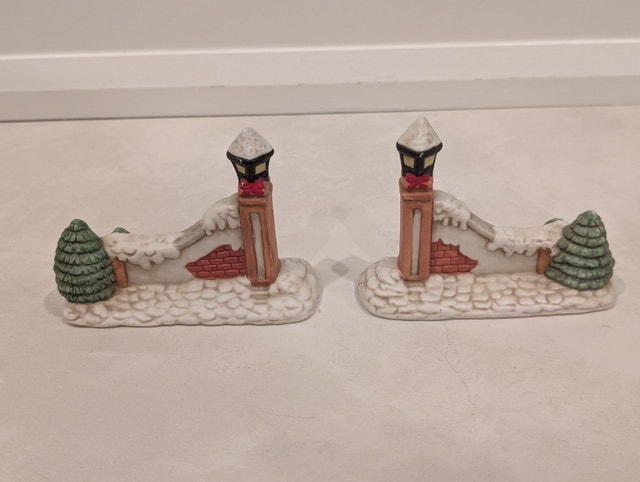 Christmas Collectable brick wall with snow, tree and light posts - photo 4